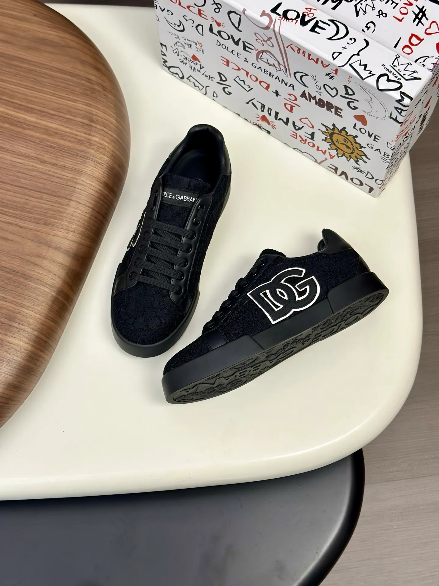 New product 💰800 DG Dolce & Gabbana men's shoes 💰ortofino calfskin sneakers ♞size; 39~44 (customized 38.45.46) Iconic men's shoes 💰ortofino series of sneakers, classic and timeless style, now presented with fashionable details. The calfskin engraved DG logo is a subtle finishing touch. Men's shoes💰ortofino calfskin sneakers: